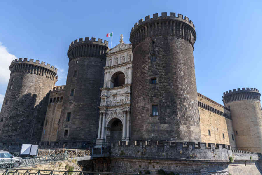 023 - Italia - Nápoles - castillo Nuevo o Maschio Angioino.jpg